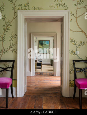 de Gournay Chinoiserie-Tapete rund um Tür, flankiert von zwei Esszimmerstühle in Bruno Triplet samt gepolstert Stockfoto