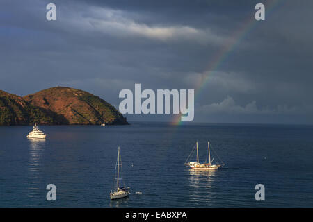 Segelboote im Hafen von Lipari nach einem Sturm verankert Stockfoto