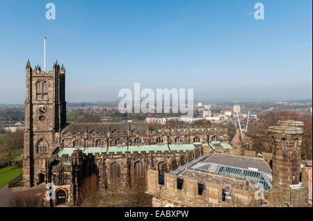 Lancaster Priory Church, von den Zinnen des alten Gefängnisses von Lancaster Castle, Lancashire, Großbritannien aus gesehen Stockfoto