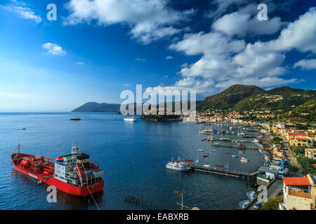 Panoramablick auf die Stadt von Canneto auf der Insel Lipari Stockfoto