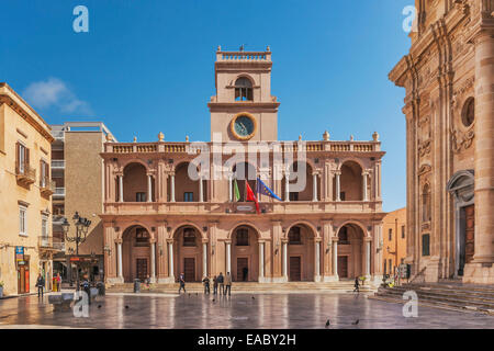 Piazza della Repubblica, Palazzo VII Aprile, genannt auch Palazzo della Loggia, Marsala, Trapani, Sizilien, Italien, Europa Stockfoto