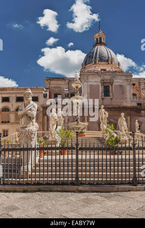 Brunnen auf der Piazza Pretoria (Piazza della Vergogna), Palermo, Sizilien, Italien, Europa Stockfoto