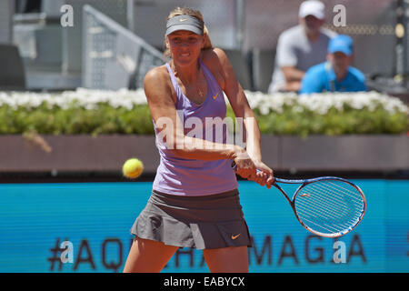 2014 Mutua Madrid Open Damen Einzel - Maria Sharapova V Li Na - Viertel Finale. Maria Sharapova besiegte Li Na über 3 Sätze (2-6, 7-6, 6-3) Featuring: Maria Sharapova Where: Madrid, Spanien: 9. Mai 2014 Stockfoto