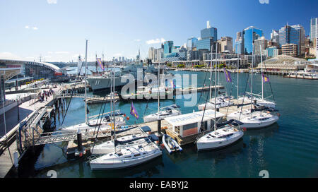 Blick auf Sydney CBD und Boote ankern in Darling Harbour, Sydney, New South Wales, Australien Stockfoto