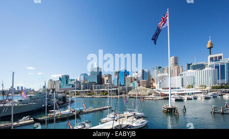 Blick auf Sydney CBD und Boote ankern in Darling Harbour, Sydney, New South Wales, Australien Stockfoto