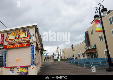 Fensterläden, außerhalb der Saison in Ocean City, New Jersey USA Stockfoto