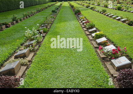 Kanchanaburi-Soldatenfriedhof (Don-Rak). Die Alliierten Soldatenfriedhof in Kanchanaburi Stadt hält die Gräber von fast 7.000 Commonwealth. Stockfoto