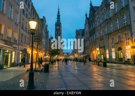 Danzig, Polen - 22. Oktober 2014: Altstadt von Danzig mit dem Rathaus in der Nacht, Polen Stockfoto