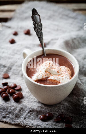 Heiße Schokolade mit Schlagsahne Stockfoto