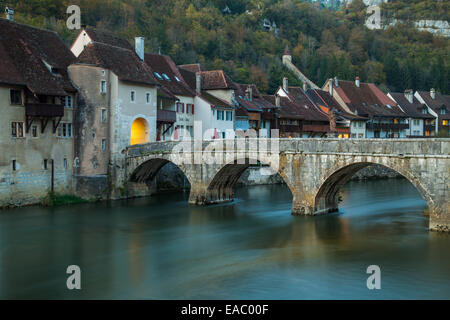 Abend in Saint-Ursanne, Jura, Schweiz. Stockfoto