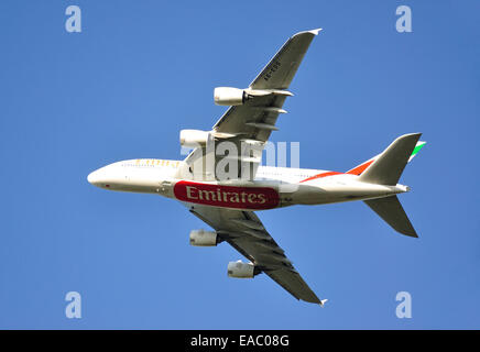 Emirates Airbus A380 abheben von Heathrow Airport, Hounslow, Greater London, England, Vereinigtes Königreich Stockfoto