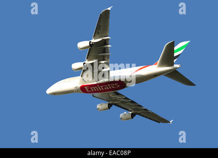 Emirates Airbus A380 abheben von Heathrow Airport, Hounslow, Greater London, England, Vereinigtes Königreich Stockfoto