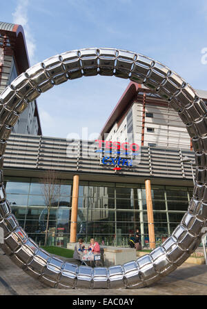 Tesco Extra Store gesehen durch Halo Skulptur Gateshead, Nord-Ost England UK Stockfoto