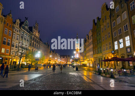 Danzig, Polen - 22. Oktober 2014: Altstadt von Danzig mit dem Rathaus in der Nacht, Polen Stockfoto