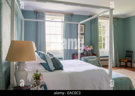 de Gournay Chinoiserie Seidentapeten in eleganten Schlafzimmer mit Himmelbett aus Ocker und Sisal Teppich Stockfoto