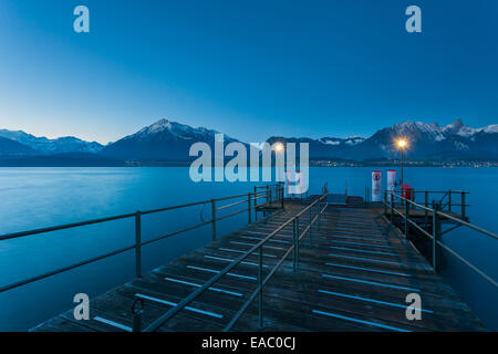 Vor dem Morgengrauen auf einem Steg in Oberhofen am Thunersee, Kanton Bern, Schweiz Stockfoto