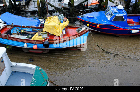 Gestrandete Boote bei Ebbe, Scarborough. Stockfoto