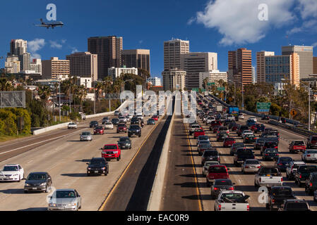 Verkehr auf der Autobahn 5 mit Jet Airliner im Endanflug zum Flughafen San Diego, Kalifornien, USA. Stockfoto