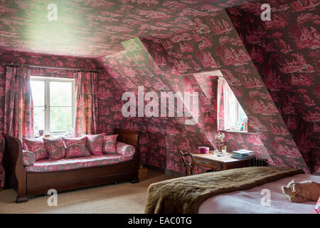 Attischen Stil Schlafzimmer mit Fett Toile De Jouy Tapeten und Stoffe Stockfoto