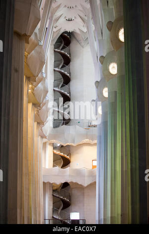Wendeltreppe in die Basilika Sagrada Familia in Barcelona, Katalonien, Spanien. Stockfoto