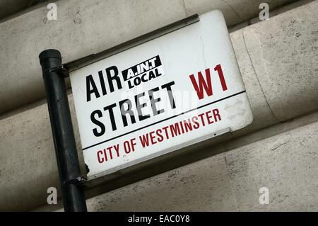 Verkehrsinformation Straßenschild in Air Street, die in der City of Westminster in der Stadt London England GB UK 2014 Stockfoto