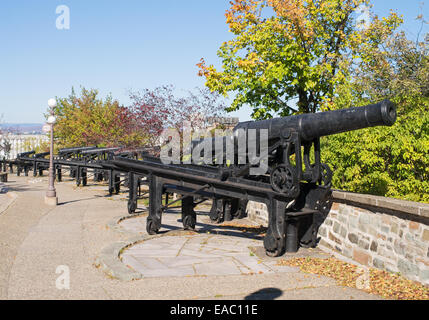 Zeile des alten britischen Kanone montiert auf schwenkbaren Kutschen, Teil der Batterie von Quebec, Kanada. Stockfoto