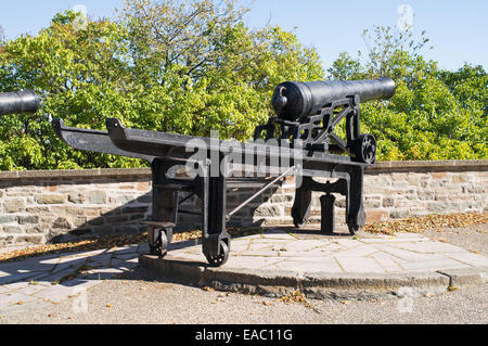 Alte britische Kanone montiert auf schwenkbaren Wagen, Teil der Batterie von Quebec, Kanada. Stockfoto