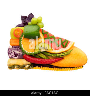 Obst und Gemüse in Form von leckeren Schuh Trainer für laufende, Essenskonzept isoliert auf weißem Hintergrund. Stockfoto