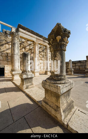 Die Ruinen der Synagoge in der kleinen Stadt an der Küste des Sees von Galiläa Capernaum. Stockfoto