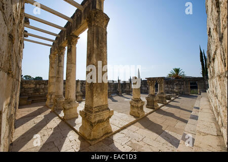 Die Ruinen der Synagoge in der kleinen Stadt an der Küste des Sees von Galiläa Capernaum. Stockfoto