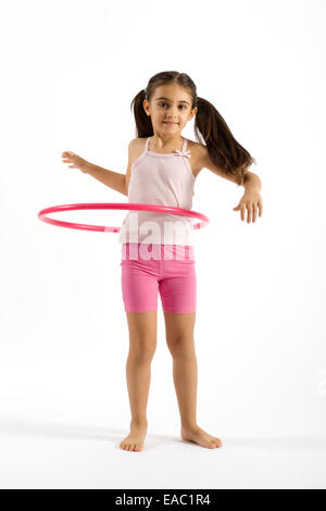 Junge hübsche Mädchen spielen rosa Hula-Hoop Stockfoto