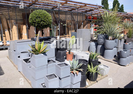 Display of Contemporary or Modern Style Gray or Grey Planters or Plant Pots for Sale in Garden Center or Garden Centre Stockfoto