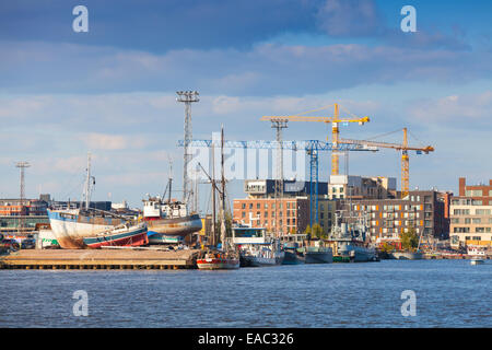 Helsinki, Finnland - 13. September 2014: Coastal Stadtbild des modernen Helsinki mit Kränen und Schiffe Stockfoto