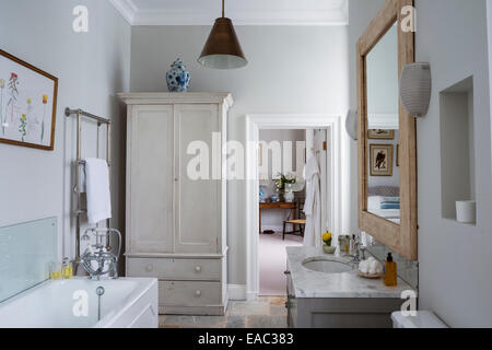 Marmor-Spitze Becken Handstück aus Pymalion Innenräume im Badezimmer mit Holzschrank Stockfoto