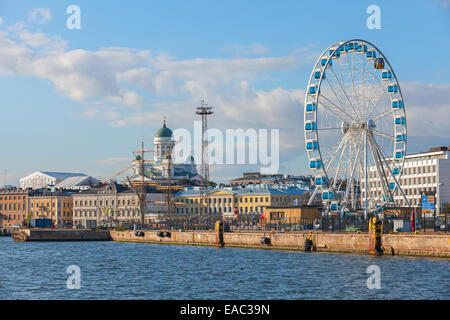 Helsinki, Finnland - 13. September 2014: zentrale Kai von Helsinki mit festgemachten Schiffe, zentrale Kathedrale und Riesenrad Stockfoto