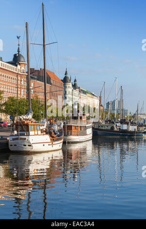 Alten Kai von Helsinki City mit festgemachten Schiffe und klassische Fassaden im Morgenlicht Stockfoto