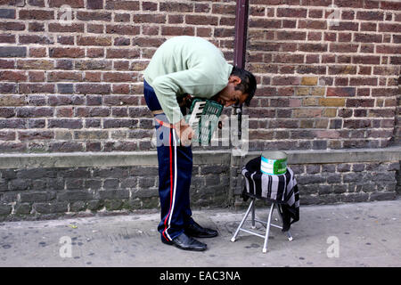 East European Straßenmusiker ein Akkordeon zu spielen, auf einer Straße in Kings Cross Stockfoto
