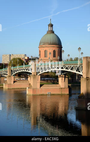Das Wahrzeichen der Kuppel der St. Josephs Kapelle und das Saint Pierre Bridge oder Pont Saint-Pierre, über den Fluss Garonne Toulouse Frankreich Stockfoto