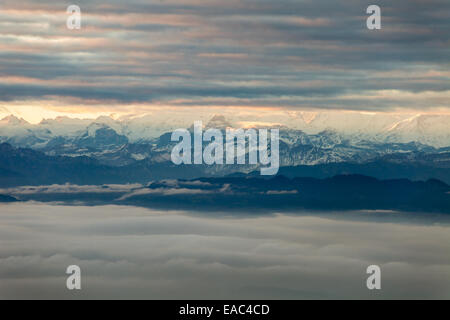 Spitze Europas (Berner Alpen) von Belchenflue bei Sonnenaufgang, Schweiz Stockfoto
