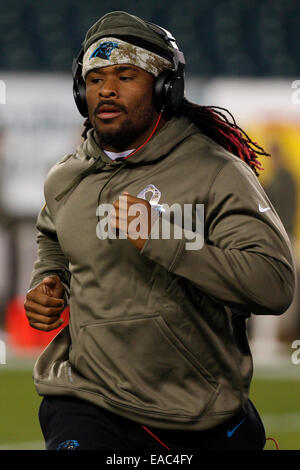 10. November 2014: Carolina Panthers Runningback DeAngelo Williams (34) in Aktion während der Warm-ups vor dem NFL-Spiel zwischen den Carolina Panthers und Philadelphia Eagles am Lincoln Financial Field in Philadelphia, Pennsylvania. Die Philadelphia Eagles gewann 45 21. Stockfoto