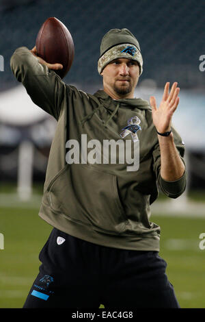 10. November 2014: Carolina Panthers Quarterback Derek Anderson (3) wirft den Ball während der Warm-ups vor dem NFL-Spiel zwischen den Carolina Panthers und Philadelphia Eagles am Lincoln Financial Field in Philadelphia, Pennsylvania. Die Philadelphia Eagles gewann 45 21. Stockfoto