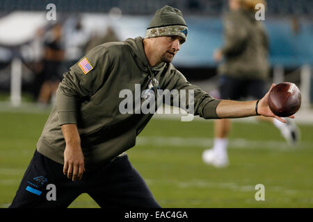 10. November 2014: Carolina Panthers quarterback Derek Anderson (3) reicht für den Ball während der Warm-ups vor dem NFL-Spiel zwischen den Carolina Panthers und Philadelphia Eagles am Lincoln Financial Field in Philadelphia, Pennsylvania. Die Philadelphia Eagles gewann 45 21. Stockfoto