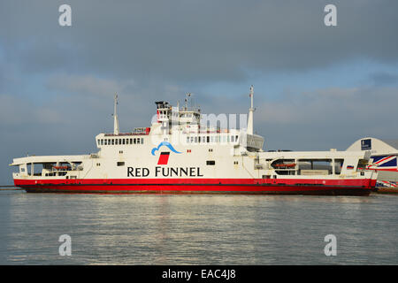Red Funnel Autofähre verlassen East Cowes für Southampton, East Cowes, Isle Of Wight, England, Vereinigtes Königreich
