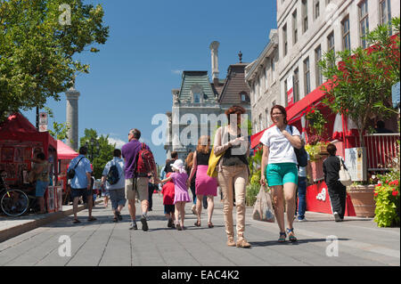 Menschen spazieren am Place Jacques Cartier, Old Montreal, Kanada. Stockfoto