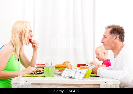 Eine Familie zu Hause zu frühstücken. Stockfoto