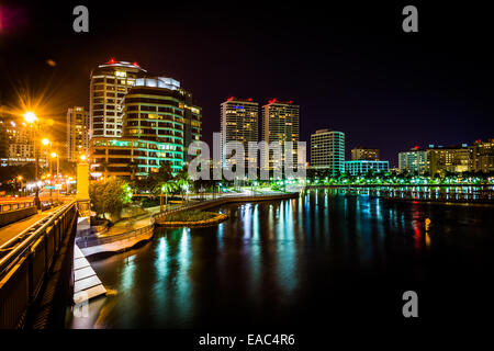 Die Skyline von West Palm Beach gesehen von der Royal Palm-Brücke in der Nacht, in West Palm Beach, Florida. Stockfoto