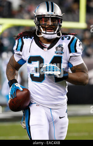 10. November 2014: Carolina Panthers Runningback DeAngelo Williams (34) in Aktion während der Warm-ups vor dem NFL-Spiel zwischen den Carolina Panthers und Philadelphia Eagles am Lincoln Financial Field in Philadelphia, Pennsylvania. Die Philadelphia Eagles gewann 45 21. Stockfoto
