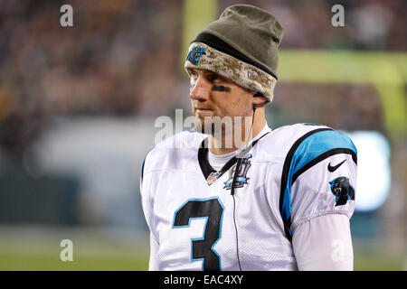 10. November 2014: Carolina Panthers Quarterback Derek Anderson (3) blickt auf während die NFL-Spiel zwischen den Carolina Panthers und Philadelphia Eagles am Lincoln Financial Field in Philadelphia, Pennsylvania. Die Philadelphia Eagles gewann 45 21. Stockfoto