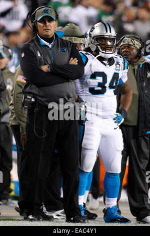 10. November 2014: Carolina Panthers Cheftrainer Ron Rivera mit Running Back DeAngelo Williams (34) sieht während der NFL-Spiel zwischen den Carolina Panthers und Philadelphia Eagles am Lincoln Financial Field in Philadelphia, Pennsylvania, auf. Die Philadelphia Eagles gewann 45 21. Stockfoto