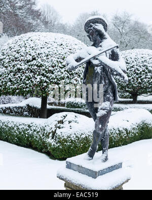 Schnee bestäubt Statue im Garten von Cornwell manor Stockfoto